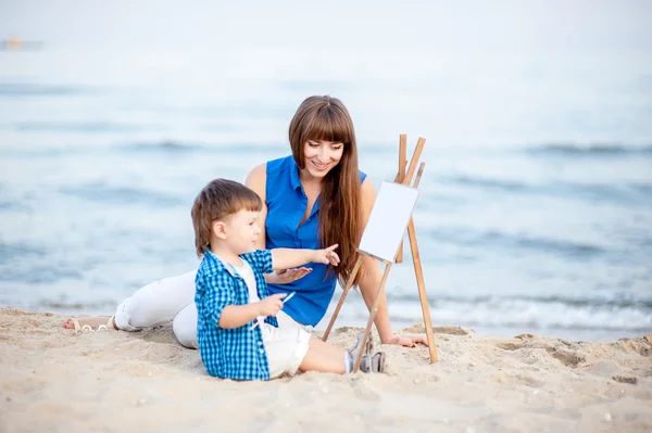 Anne ve oğlu sahilde biraz dinlen. — Stok fotoğraf