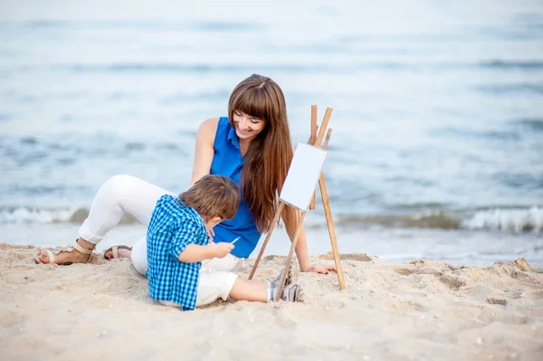 Mère et fils se reposent sur la plage . — Photo