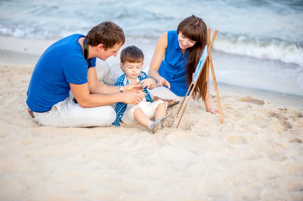 女人、 男人和儿童在海滩上 — 图库照片