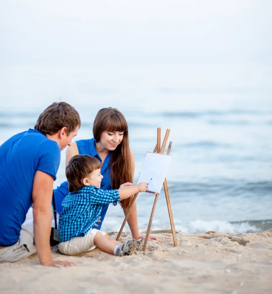 Kadın, erkek ve çocuk sahilde — Stok fotoğraf