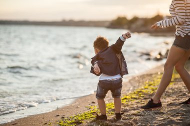 Sahilde bir kadınla rahatlatıcı ile güzel çocuk