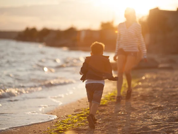 Hermoso chico con una mujer relajándose en la playa —  Fotos de Stock