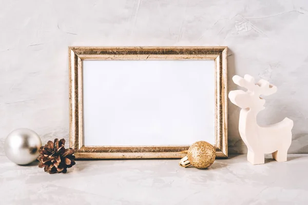 Goldener Fotorahmen und Weihnachtsdekoration. — Stockfoto