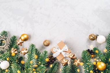 Köknar ağacı dalları ve dekorasyonlarının Noel kompozisyonu.