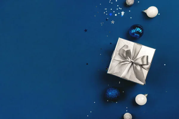 Hediye kutusu ve dekorasyonların Noel arkaplanı.