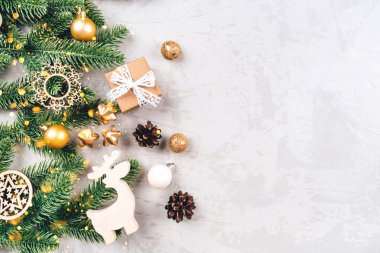 Köknar ağacı dalları ve dekorasyonlarının Noel kompozisyonu.