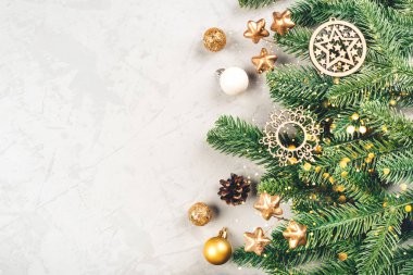 Köknar ağacı dalları ve dekorasyonlarının Noel kompozisyonu.