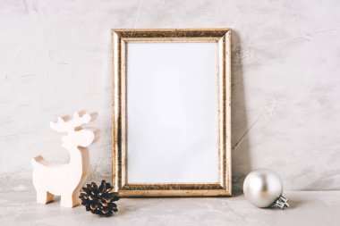 Altın fotoğraf çerçevesi ve Noel süslemeleri.