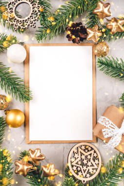 Köknar ağacı dalları ve dekorasyonlarının Noel kompozisyonu.