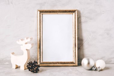 Altın fotoğraf çerçevesi ve Noel süslemeleri.