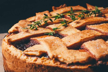 Böğürtlenli taze ev yapımı turta.