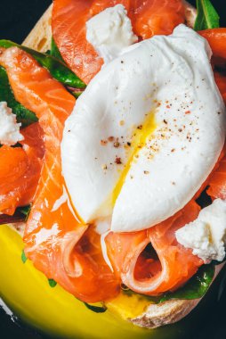 Somonlu sandviç, peynir, otlar ve haşlanmış yumurta..