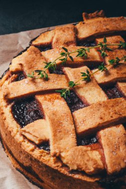 Böğürtlenli taze ev yapımı turta.