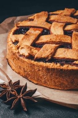 Böğürtlenli taze ev yapımı turta.