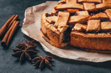 Böğürtlenli taze ev yapımı turta.