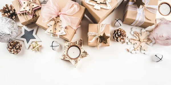 Fondo navideño festivo con cajas de regalo y decoraciones navideñas. — Foto de Stock