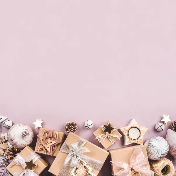 성탄절 선물 상자와 크리스마스 장식으로 장식된 크리스마스 배경 — 스톡 사진