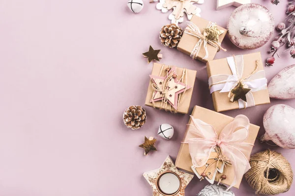 Sfondo natalizio festivo con scatole regalo e decorazioni natalizie Foto Stock