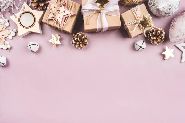 Noel arkaplanı, hediye kutuları ve Noel süslemeleri.