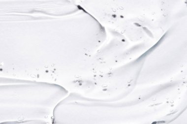 Beyaz arkaplanda şeffaf hyaluronik asit jeli.