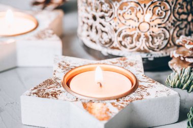 Noel arkaplanı şamdanlar, köknar dalları ve çelenkler.