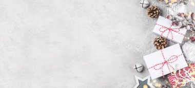 Noel arkaplanı, hediye kutuları ve Noel süslemeleri..