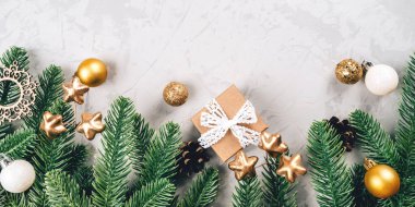 Köknar ağacı dalları ve dekorasyonlarının Noel kompozisyonu.