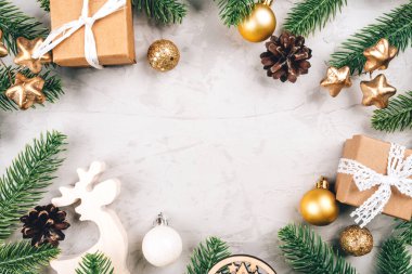 Köknar ağacı dalları ve dekorasyonlarının Noel kompozisyonu.