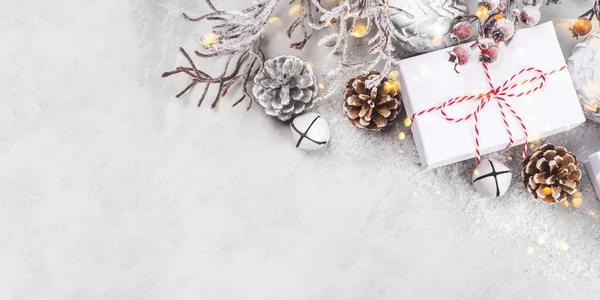 Noel arkaplanı, hediye kutuları ve Noel süslemeleri..
