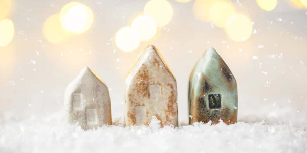 Ceramiczne figurki domów w śniegu. — Zdjęcie stockowe