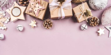 Noel arkaplanı, farklı boyutlarda hediye kutuları ve Noel süslemeleri. Üst Manzara. Metin için alanı kopyala.