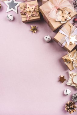 Noel arkaplanı, farklı boyutlarda hediye kutuları ve Noel süslemeleri. Üst Manzara. Metin için alanı kopyala.