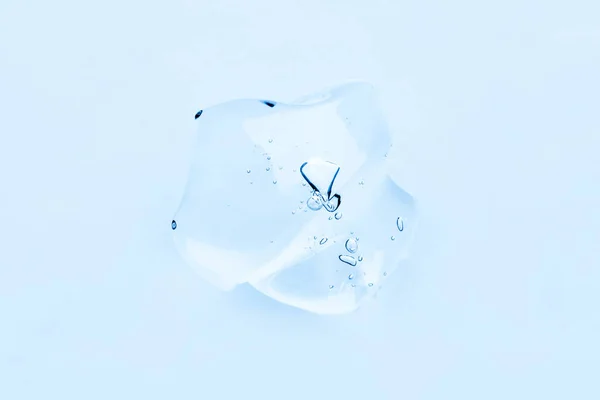 Gel de ácido hialurónico transparente sobre fundo azul. — Fotografia de Stock