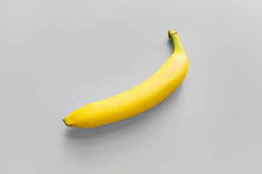 Gri arka planda bir sarı muz.