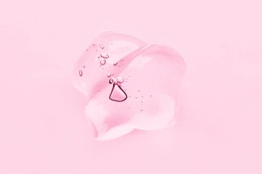 Pembe arka planda şeffaf jel.