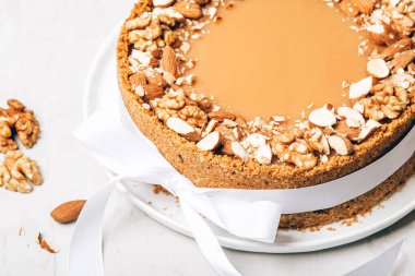 Tuzlu karamel ve fındıklı cheesecake..