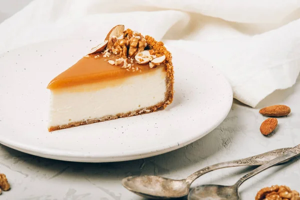 Tarta de queso con caramelo salado y nueces. Imágenes de stock libres de derechos