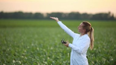 Eline İHA konduruyor.