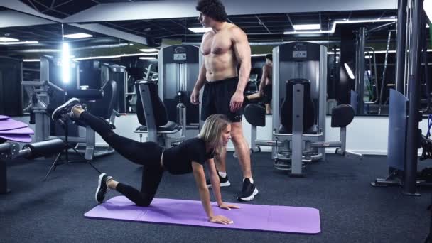 Fiatal gyönyörű lány csinál láb és csípő gyakorlatok fitness oktató — Stock videók