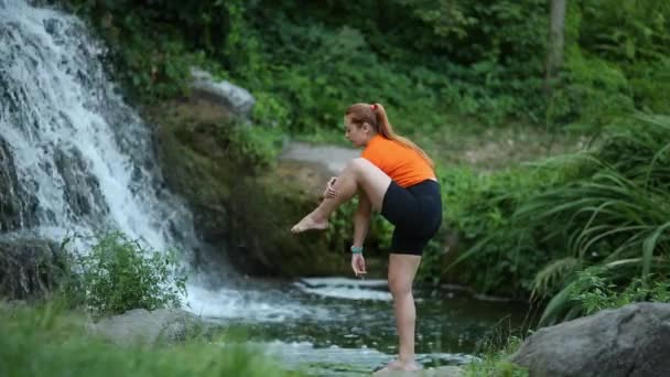 Yogic meditation practice Yogic doing yoga in water against the waterfall — Stock Video