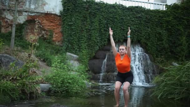 Yoga prática de meditação Yoga fazendo ioga na água contra a cachoeira — Vídeo de Stock