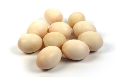 Beyaz arka planda yumurtalar