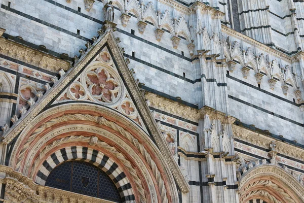 Siena, itália, lugar turístico medieval, detalhe da catedral — Fotografia de Stock