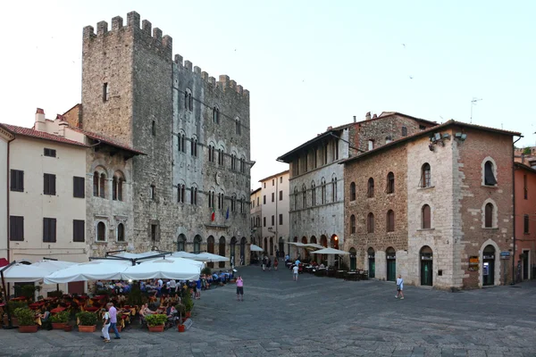 MASSA MARITTIMA - TUSCANY, ITALY - AUGUST 2016 - Holiday in the medieval city, square with restaurants — Stock Photo, Image