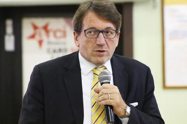 MODENA, Italia, SEPTIEMBRE 2016: Gian Carlo Muzzarelli, alcalde de la ciudad de Módena, conferencia pública — Foto de Stock