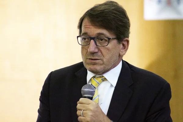 MODENA, Italia, SEPTIEMBRE 2016: Gian Carlo Muzzarelli, alcalde de la ciudad de Módena, conferencia pública — Foto de Stock