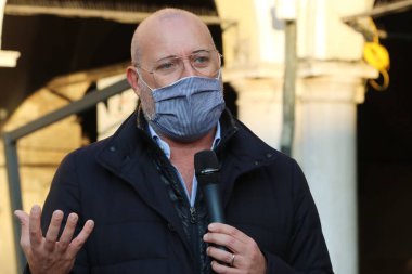 MODENA - İtalya, 18 Ekim 2020 - Stefano Bonaccini, Emilia Romagna bölge başkanı, Piazza Grande Meydanı 'nda bir açılış etkinliği