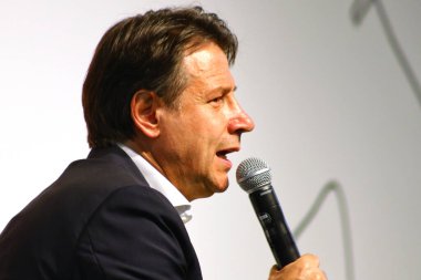 Modena, İtalya, 8 Eylül 2020 - Giuseppe Conte, İtalya Cumhuriyeti başbakanı, Demokrat Parti 'nin bir etkinliğinde halka açık röportaj