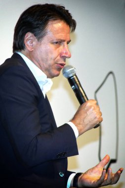 Modena, İtalya, 8 Eylül 2020 - Giuseppe Conte, İtalya Cumhuriyeti başbakanı, Demokrat Parti 'nin bir etkinliğinde halka açık röportaj