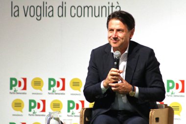 Modena, İtalya, 8 Eylül 2020 - Giuseppe Conte, İtalya Cumhuriyeti başbakanı, Demokrat Parti 'nin bir etkinliğinde halka açık röportaj